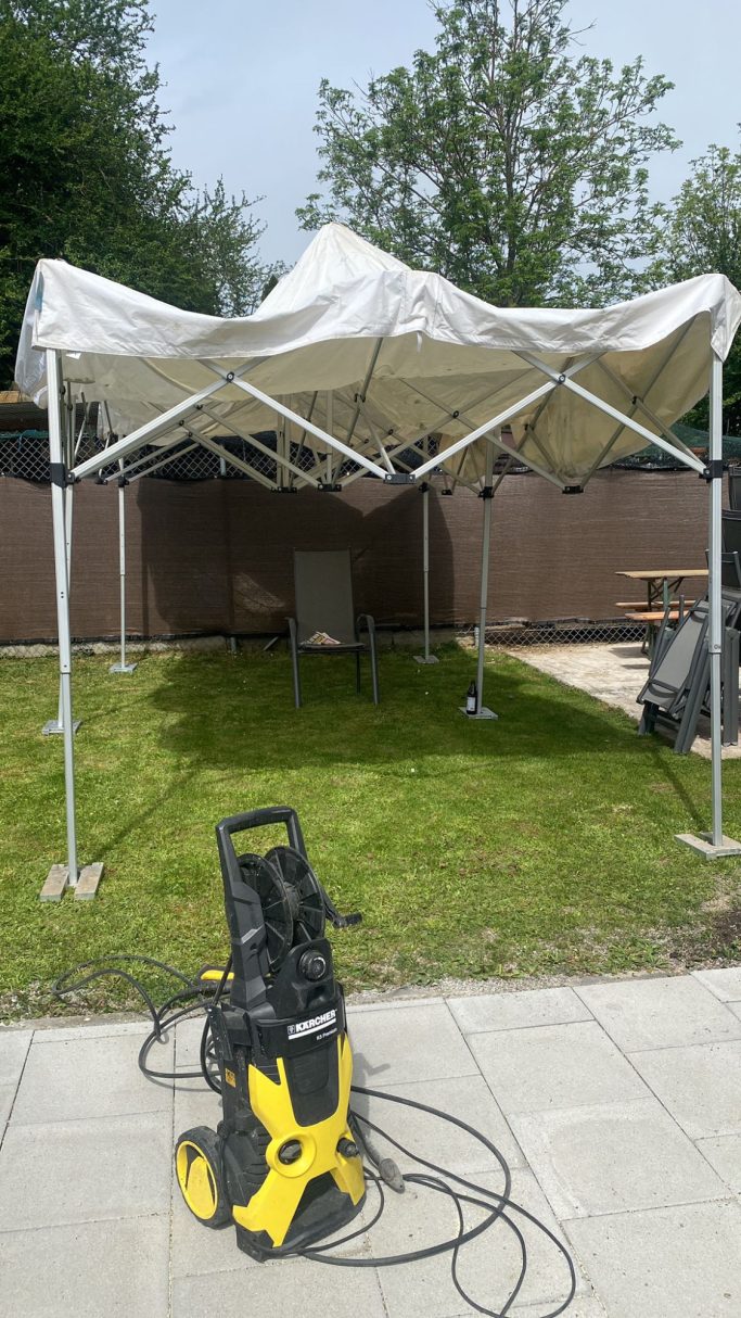 Der Pavillon für die Vatertags-Hocketse steht schon mal probehalber