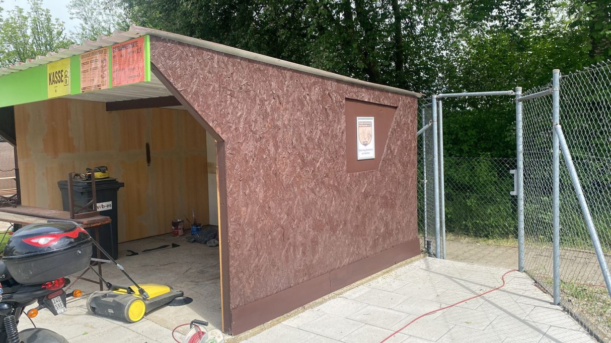 Seitenansicht der Hütte am Züchterplatz