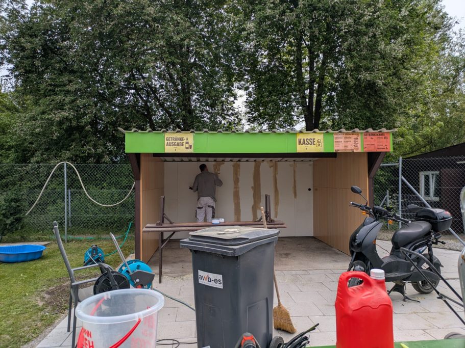 Chaos mit System: Während der Maler die letzten Arbeiten verrichtet, kann der Lagerplatz in der Hütte nicht genutzt werden!